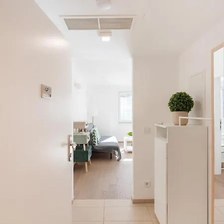 Immersed Into Vienna's Life And Yet A Retreat, Minimum 30 Nights Apartment