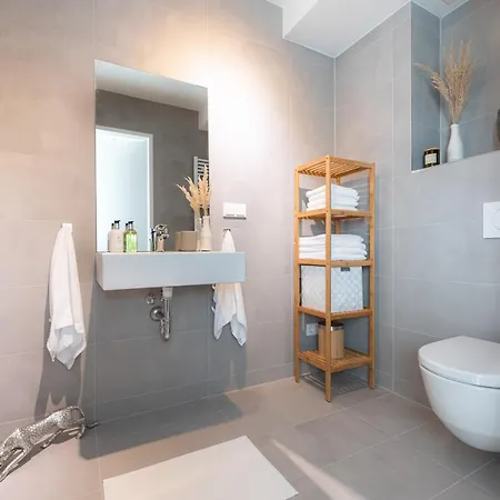 New Luxury Overlooking * Vienna