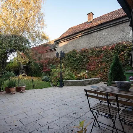 Apartment Renoviertes Mit Garten In Ruhelage