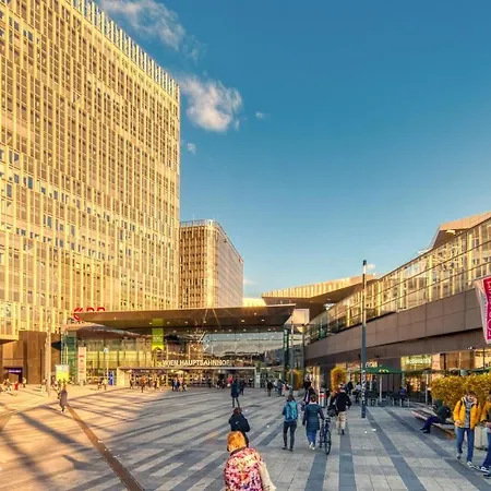 With Netflix, Two Min To Hauptbahnhof, 12 *
