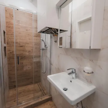 Renovated Close To First District *