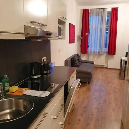 Vibrant Red I Contactless Check-in Apartment *
