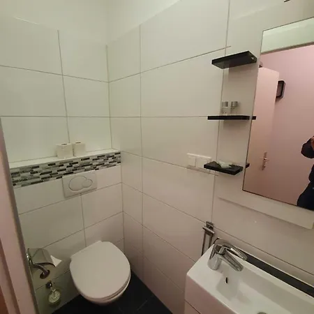 Vibrant Red I Contactless Check-in Apartment *