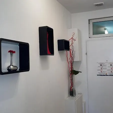 Vibrant Red I Contactless Check-in Apartment
