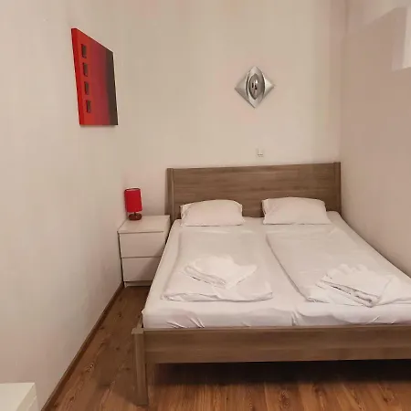 Apartment Vibrant Red I Contactless Check-in Vienna