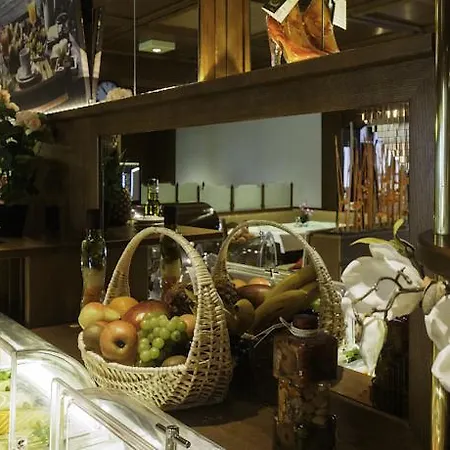 Lenas Hotel 3*
