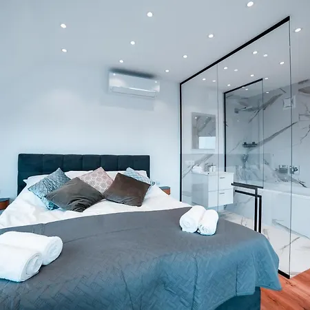 Triangle Penthouse Apartment *