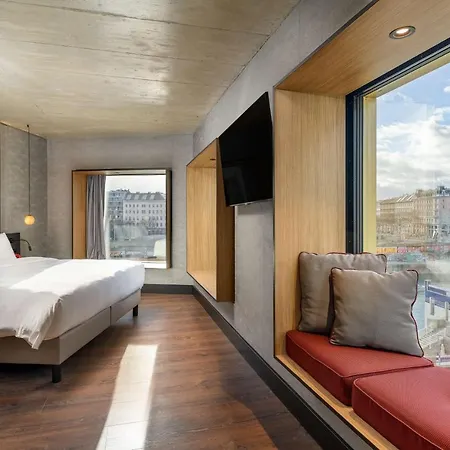 Radisson Red Hotel, Hotell