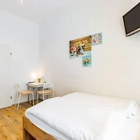 Budget West With Shared Kitchen Apartment