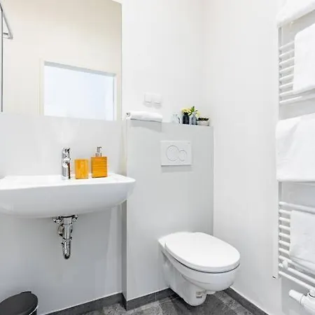 Budget West With Shared Kitchen Apartment