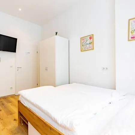 Apartment Budget West With Shared Kitchen *