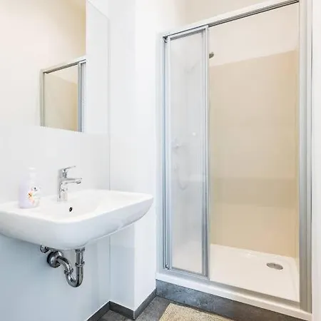 Daire Budget West With Shared Kitchen