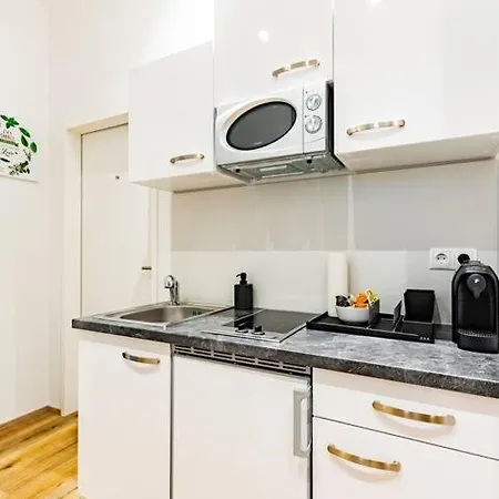 Budget West With Shared Kitchen *