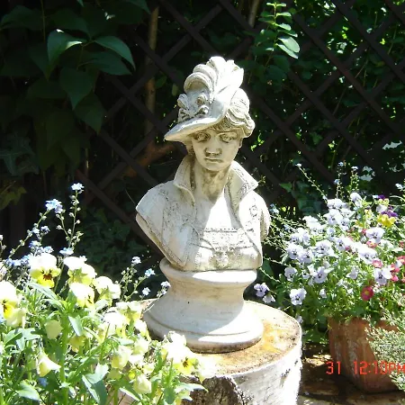 Ferienhaus Im Garten Mit Pool Apartment