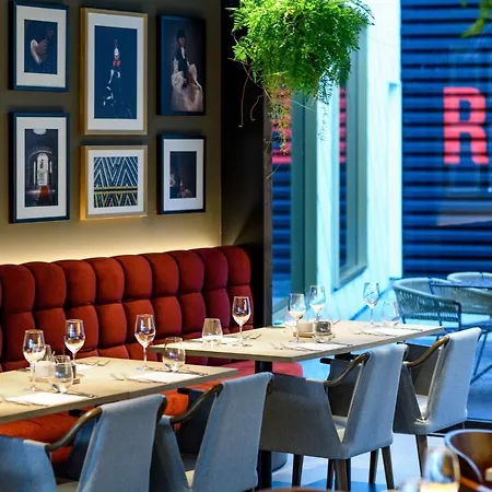 Radisson Red Hotel, Hotell