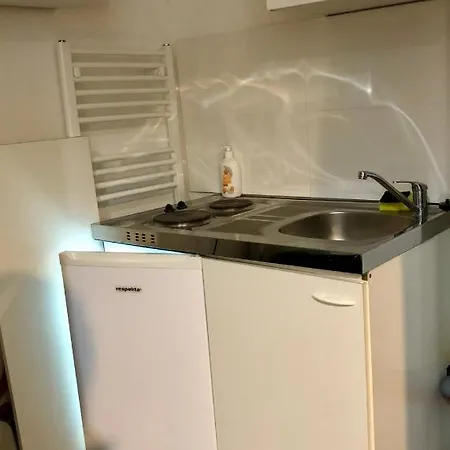 Apartment Simple Apt - 8 Bed Is Having No Kitchen *