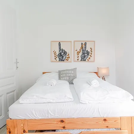 Apartment Perfectly Situated 2br Shared Apt- Ideal For Longstays