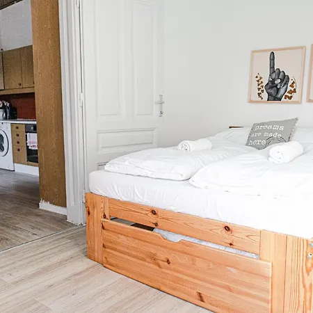Apartment Perfectly Situated 2br Shared Apt- Ideal For Longstays *