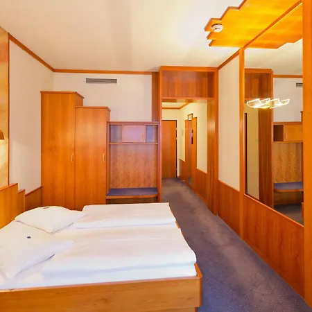 Vienna Sporthotel Отель Вена