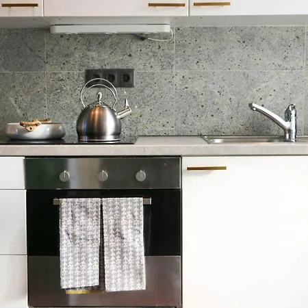 Apartment Charming Apartment: Only 10 Minutes To The Center