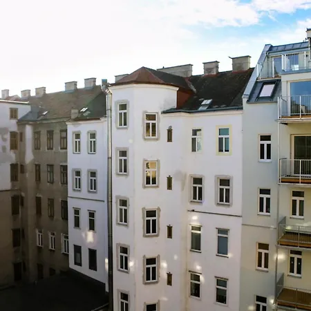 Charming Apartment: Only 10 Minutes To The Center Apartment