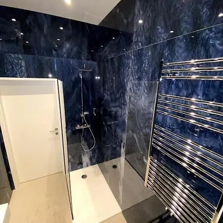 Luxurious In The Centre Of Apartment *