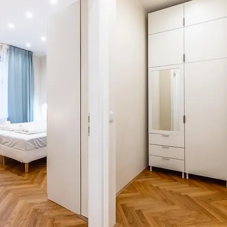 Spacious 2 Bedroom Nearby Center Apartment
