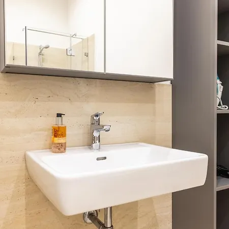 Spacious 2 Bedroom Nearby Center Apartment *