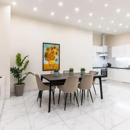 Spacious 2 Bedroom Nearby Center Apartment