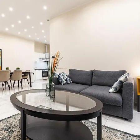 Spacious 2 Bedroom Nearby Center