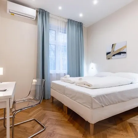 Spacious 2 Bedroom Nearby Center Apartment *