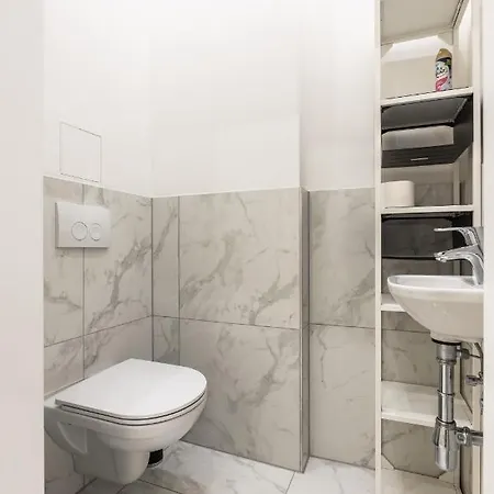 Spacious 2 Bedroom Nearby Center Apartment *