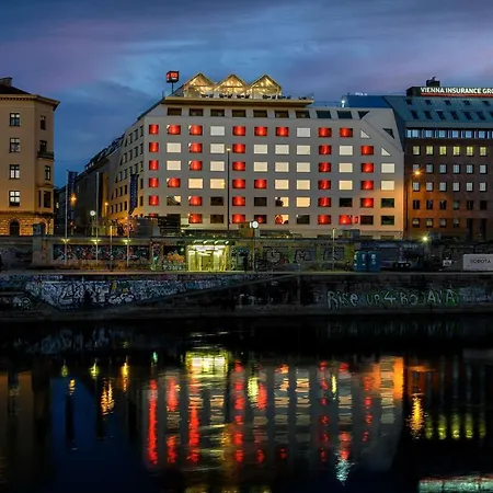 Radisson Red Hotel, Hotell