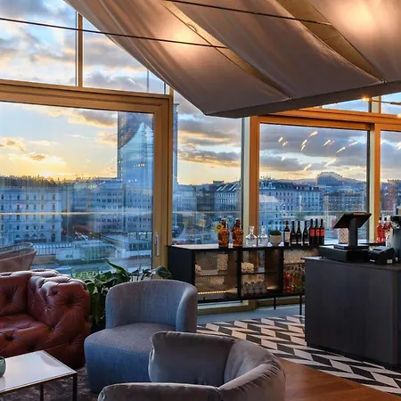 Radisson Red Hotel, Hotell