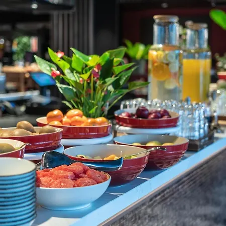 Radisson Red Hotel, 4*
