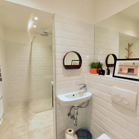 Your Stylish Basement Loft Close To Schonbrunn Apartment *