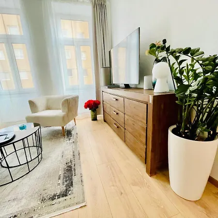 Colorful & Quiet In Beautiful Viennese Building Apartment