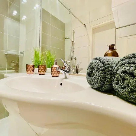 Colorful & Quiet In Beautiful Viennese Building Apartment *