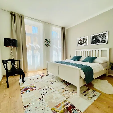 Colorful & Quiet In Beautiful Viennese Building Apartment *
