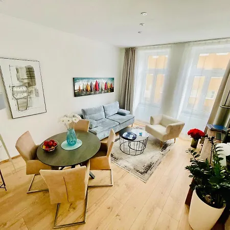 Colorful & Quiet In Beautiful Viennese Building Apartment