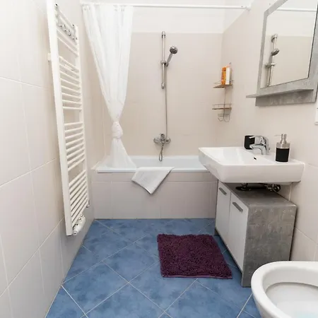 Deluxe Near Hauptbahnhof Apartment