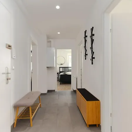 King Bed Home, 3 Bed Rooms, Perfect For Long Term Vienna