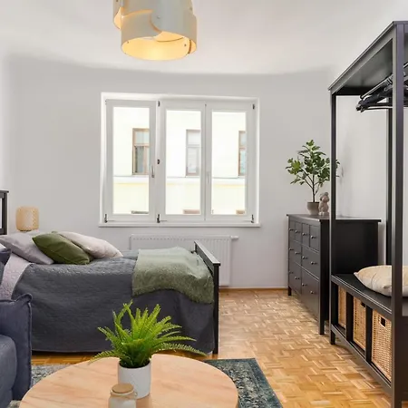 King Bed Home, 3 Bed Rooms, Perfect For Long Term Vienna