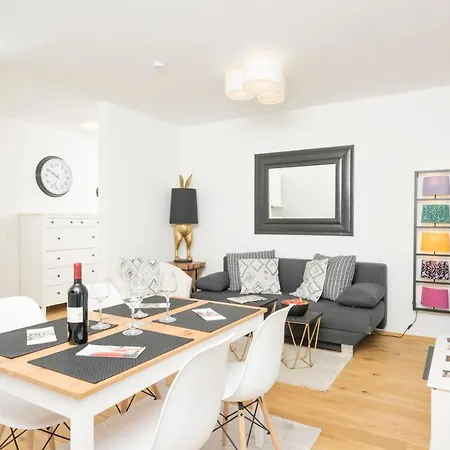Ottakring Balcony Apartament