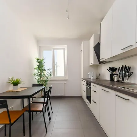 King Bed Home, 3 Bed Rooms, Perfect For Long Term *