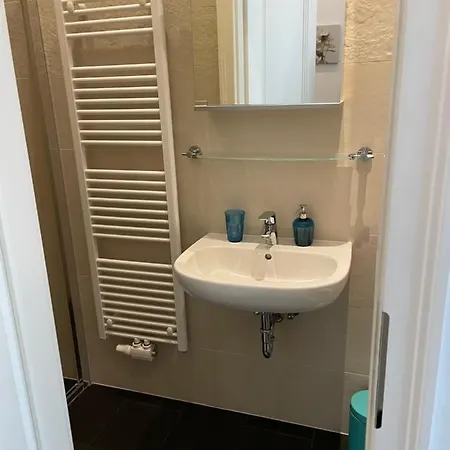 Cozy Near Center *
