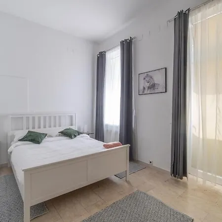 Apartment Centre *