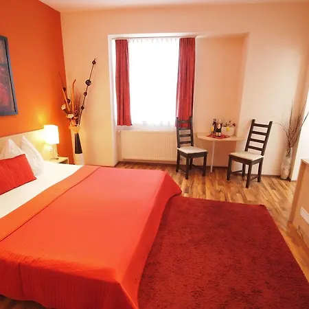 Hotel De Lux 3*