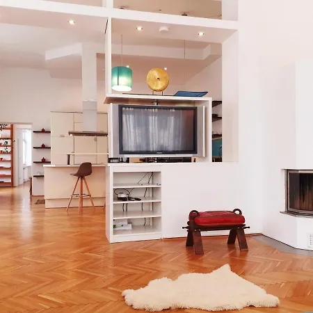 Sunny And Spacious Near Centre Apartment