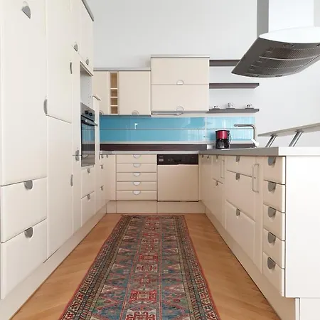 Sunny And Spacious Near Centre